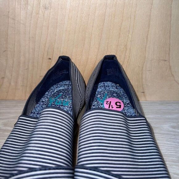 YUU Bevel Blue/White Stripe Elastic Slip-on NWOT Women's 5.5 - Picture 10 of 10
